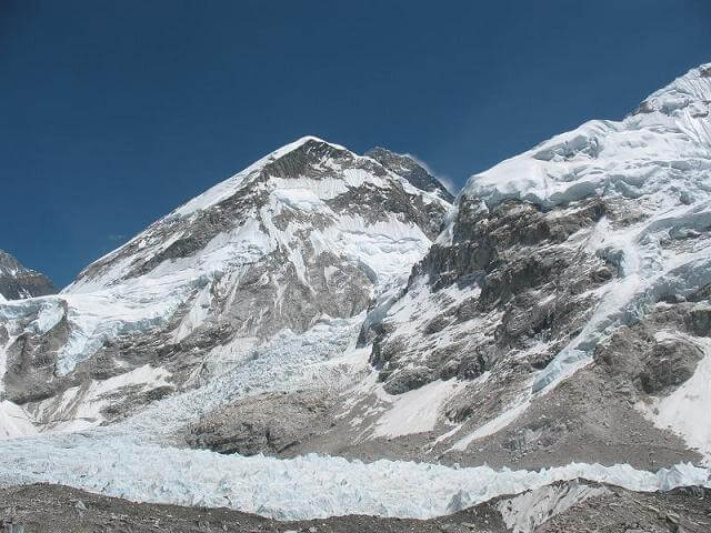 Första glimten av Mount Everest på ett par dagar. Toppen som sticker upp i mitten av bilden.