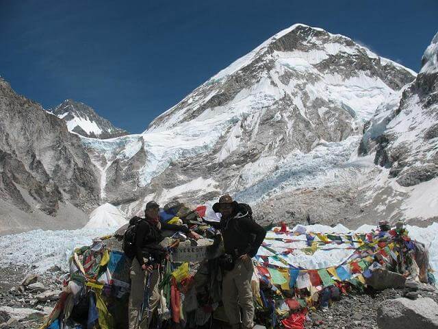 Emma och Mats vid legendariska Mount Everest Base Camp