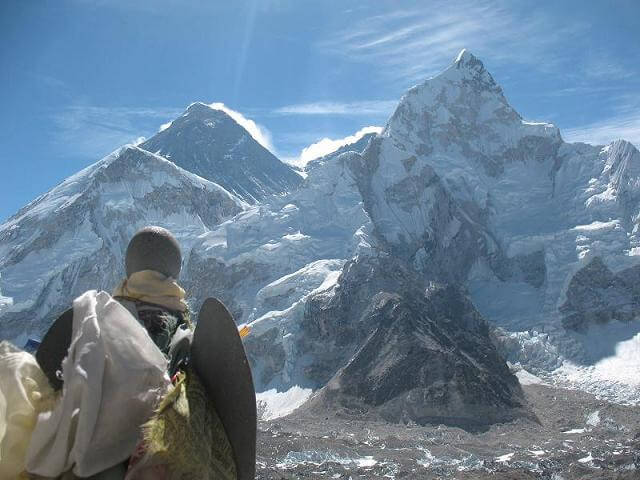 Den Svenska ängeln "Hope" från United Hope Project blickar ut mot "Mother Goddess of the World" (Everest)