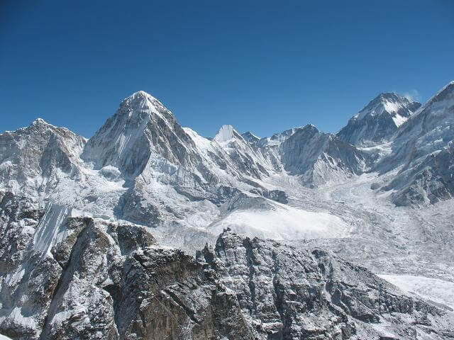 Pumori och en glimt av Everest från Lobuches toppkam
