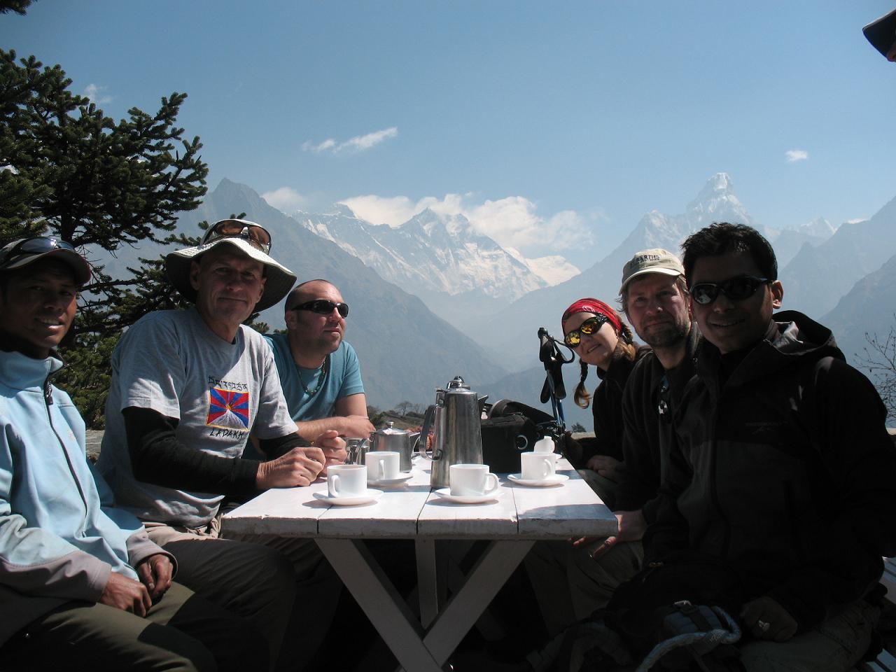 Alla glada och nöjda vid Everest View Hotel: