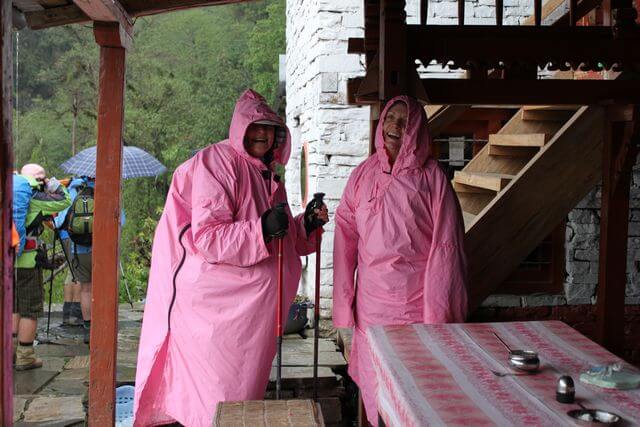 Nicki & Maree tappade inte det glada humöret, trots de kraftiga regnskurarna