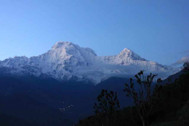 Blå berg i Himalaya