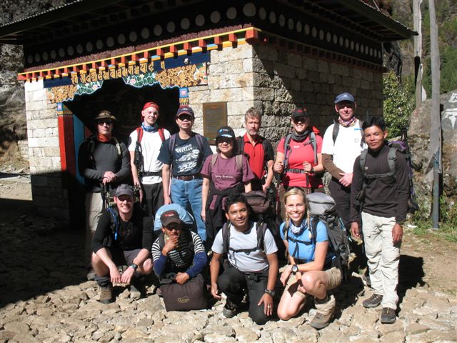 Hela gruppen framfor porten in till Sagarmatha National Park