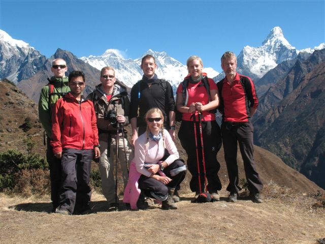 Isak, Johan, Dan, Emelie, Anders, Sara och Christina framfor Nuptse, Mount Everest, Lhotse och Ama Dablam