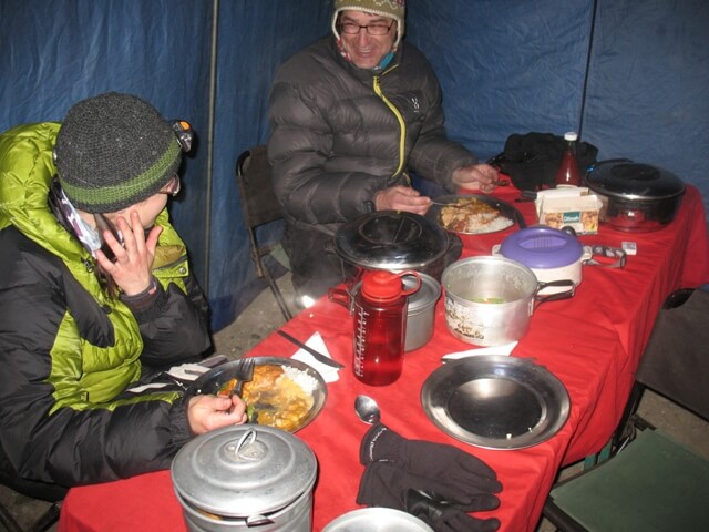 Middag i mässtältet, Island Peak BC