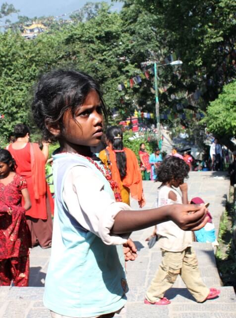 Liten nepalesisk flicka i Kathmandu