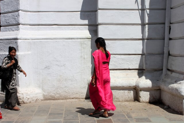 Kvinna framför Palace på Kathmandu Durbar Square