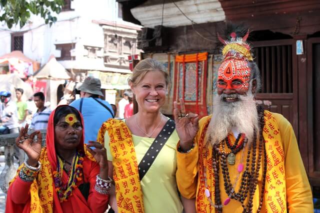 Kia tillsammans med en "Hinduisk Holy Man/Woman"