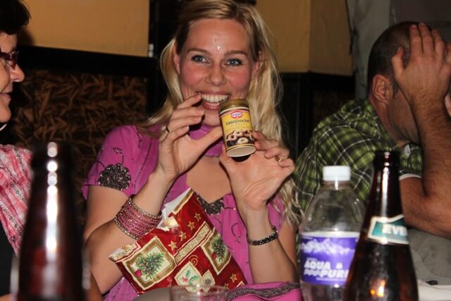 Hi On Life's guide Christina får efterlängtade svenska kryddor - vaniljsocker, glöggkryddor samt pepparkakor! Nu kan det bli svensk jul även i Kathmandu i år :)