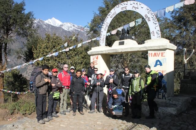 Hela gruppen i Lukla, 2900 meter
