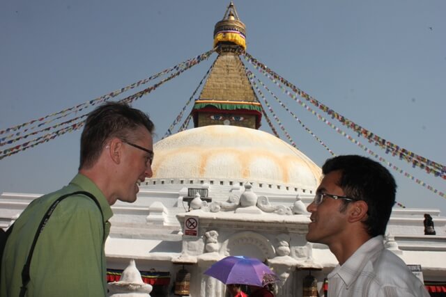 Michael och var guide Benoi vid Bodanath Stupa