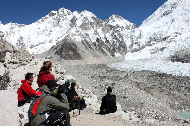 Gruppen spanar ut över Khumbu glaciären