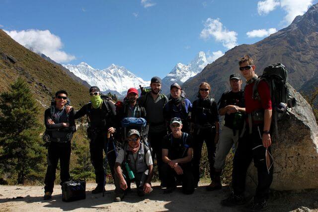 Hela gruppen samlade framför Himalayas toppar