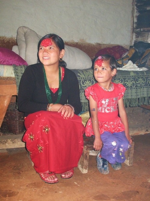 Vår Sherpa Hari's fru och dotter Monica