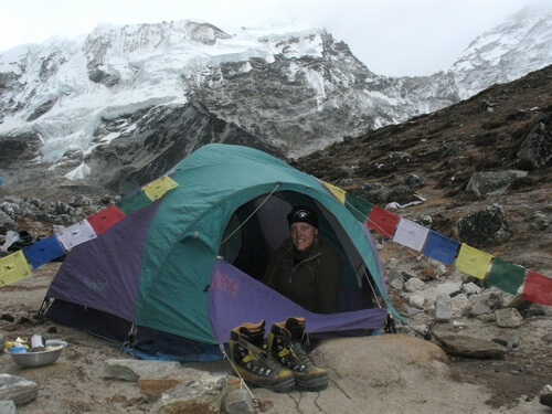Emelie vid sitt tält i Island Peak BC