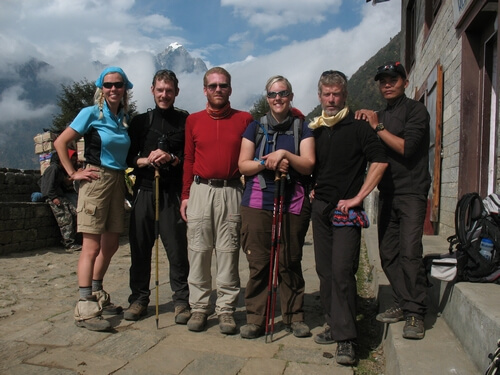 Välbehållna i Lukla efter 18 dagars klätterexpedition - Bra kämpat!!
