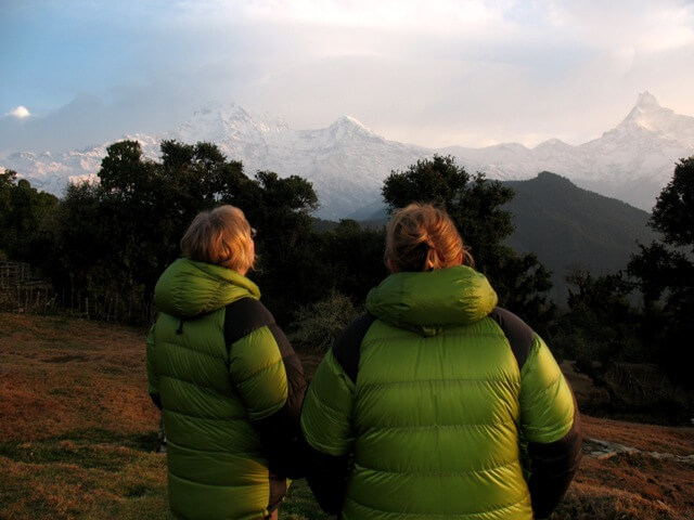 Ulla & Malin njuter av de första strålarna över Himalayas toppar