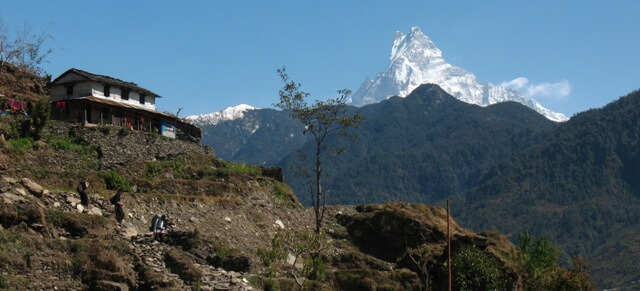 "Fishtail" 6 993 möh stoltserar mot Himalayas blå himmel.