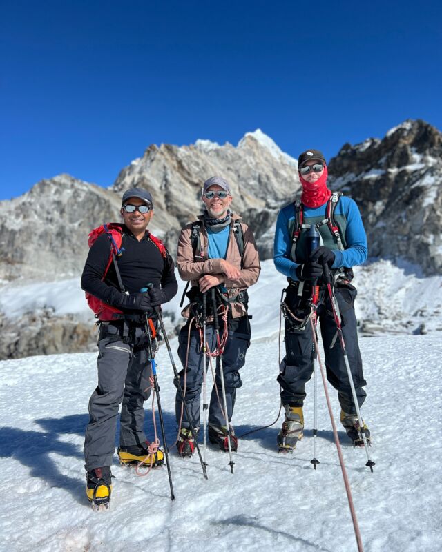 …moments like this-  Perfect weather, perfect climb and perfect team! 
#merapeak #climbing #mountains #expedition #nepal #outdoor #moments